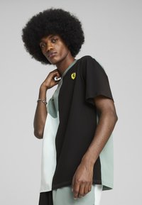Puma SCUDERIA FERRARI RACE LIFESTYLE  - Apdrukāts T-krekls - green moon