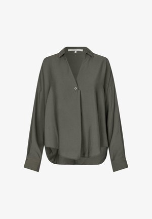 Olivgrüne Bluse mit langen Ärmeln, V-Ausschnitt, einem einzelnen Knopf auf der Vorderseite und leicht abgerundhem Saum. Hergestellt aus weichem, glattem Stoff.