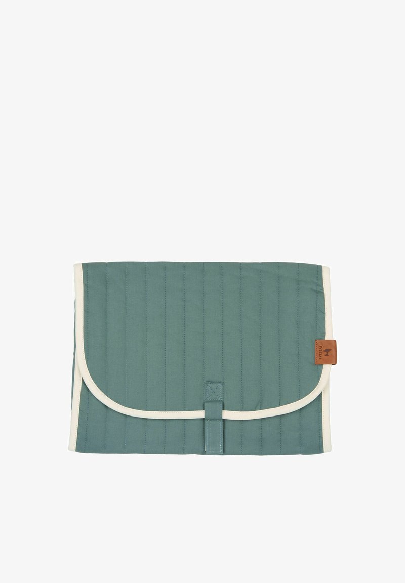 Zelena tkanina s kvadratnim uzorkom, sa krem obrubom, s preklopom i kožnom oznakom brenda. Jednostavan dizajn, pravokutni oblik.