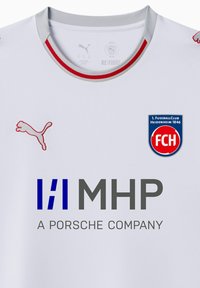 Maglietta atletica bianca con colletto grigio, dettagli rossi e logo Puma. Presenta il badge del club e il logo "MHP" in blu e grigio.