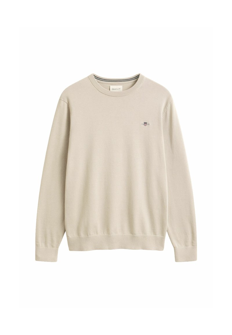 Pull beige à manches longues avec col rond, petit logo brodé sur la poitrine gauche, poignets et ourlet côtelés.