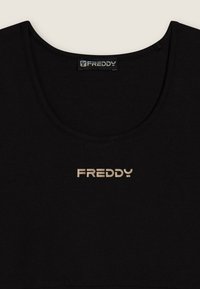 Top de algodón negro con cuello redondo. Presenta el logotipo "FREDDY" en bordado dorado en la parte frontal. Textura suave con un diseño ajustado.
