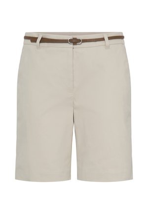 Bež krojene kratke hlače s prednjim džepovima i tankim smeđim remenom sa srebrnom ovalnom kopčom.