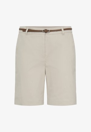 Pantalones cortos beige entallados con bolsillos delanteros y un cinturón marrón estrecho con una hebilla ovalada plateada.