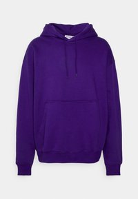 Sudadera con capucha morada hecha de una mezcla de algodón. Presenta un bolsillo frontal, capucha con cordón y puños y dobladillo acanalados. Textura suave.