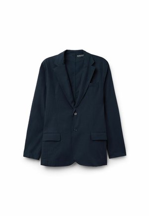 Blazer azul marino hecho de tela suave, con solapa muesca, dos bolsillos frontales y cierre de un solo botón para un ajuste entallado.