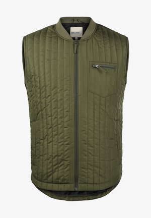 Olívazöld, steppelt mellény, elöl cipzárral, kerek nyakkivágással és függőleges mellzsebből. Lekerekített alsó szegély.