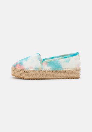 Slip-on espadrillesko med blå, hvid og pink tie-dye stofoverdel og tyk platformssål indpakket i jute.