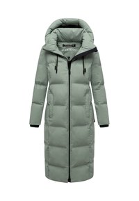 Dolga puffer jakna v umirjeni zeleni barvi, opremljena s prilegajočo kapuco, zadrgo in stranskimi žepi. Material je gladek z quiltano teksturo.