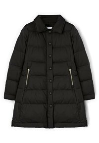 Czarna ocieplana kurtka z kołnierzykiem, z przodu zapinana na guziki, z bocznymi kieszeniami na zamek. Gładka faktura z pikowanymi detalami.