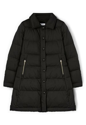 Sort polstret frakk med krave, fronttrykknaplukning og sidelommer med lynlås. Glat tekstur med quilted detaljer.