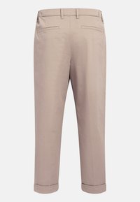 Beige Hosen mit geradem Schnitt, umgeschlagenen Säumen und zwei Gesäßtaschen; aus leichtem Material mit glatter Textur gefertigt.
