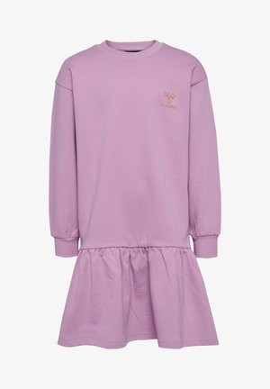 Lilafarbendes Kleid mit langen Ärmeln, Rundhalsausschnitt und gerafftem Saum. Hergestellt aus weichem Stoff mit einer dezenten Textur. Verfügt über ein kleines goldenes Logo auf der Brust.