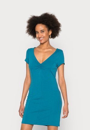 Vestido verde-água com mangas curtas, decote em V e detalhe franzido no peito. Feito de tecido suave, design ajustado e comprimento até meio da coxa.