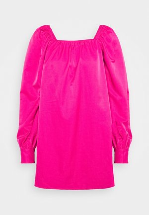Robe rose vif à manches longues avec un col carré froncé et des manches bouffantes se terminant par des poignets ajustés.