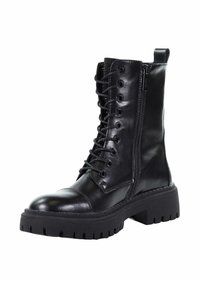 Czarne skórzane botki na kostkę z okrągłym noskiem, sznurowanym przodem, bocznym zamkiem błyskawicznym i grubą gumową podeszwą z wyraźnym bieżnikiem.