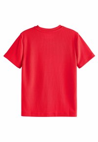 Camiseta corta de manga corta roja, hecha de un tejido texturizado. Presenta un cuello redondo y dobladillos cosidos. Sin logotipos o patrones visibles.