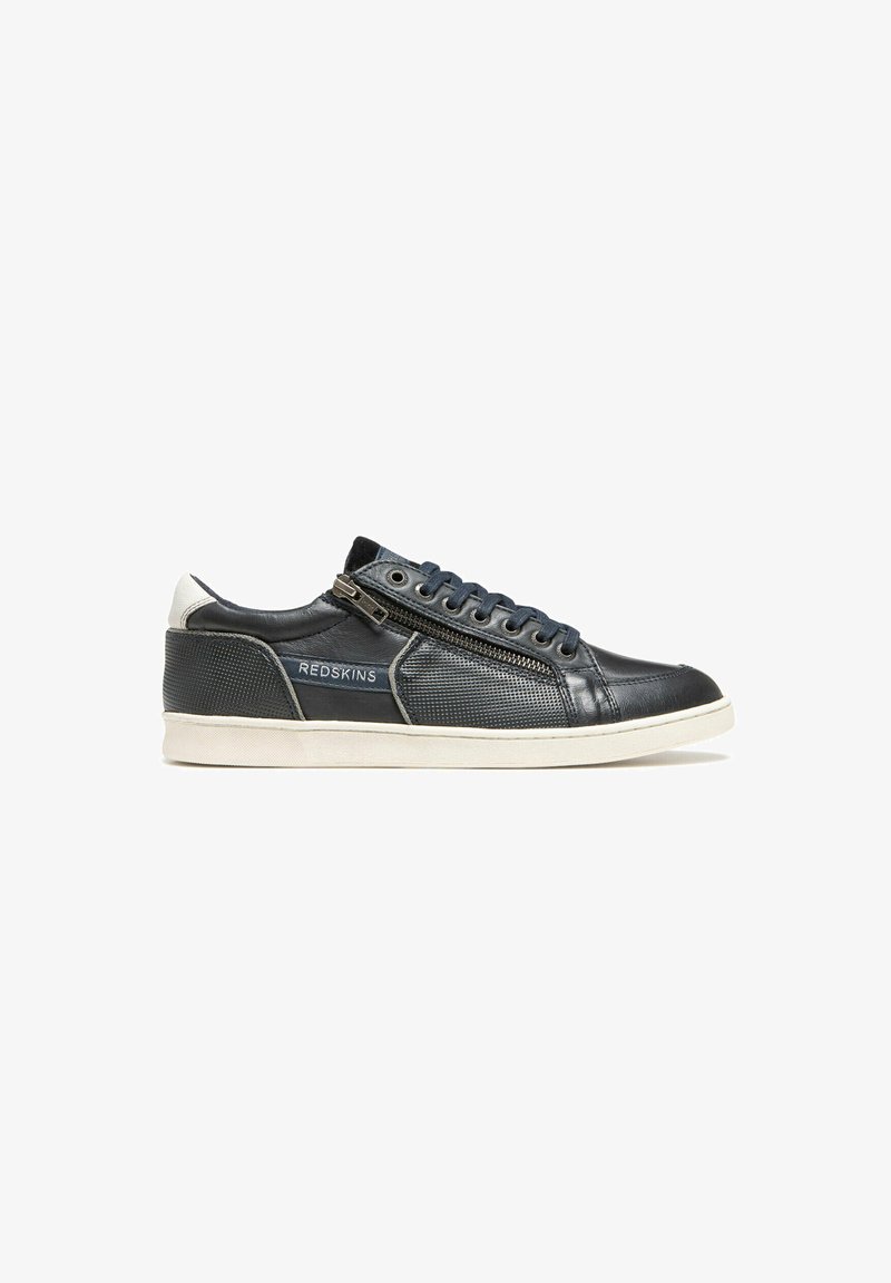 Baskets en cuir bleu marine pour hommes avec des côtés texturés, semelle en caoutchouc blanc et détail de fermeture éclair. Présente un logo sur le côté et un système de laçage.