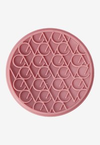 Rund rosa silikonunderlägg med ett upphöjt geometriskt mönster med ihopsatta "C"-former, slät yta och prickig finish.