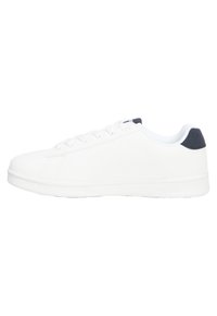 Sneaker bianco con parte superiore sintetica liscia, design con lacci e accentatura blu scuro sul tallone. Suola piatta e costruzione minimalista.