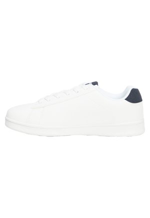 Sneaker bianco con parte superiore sintetica liscia, design con lacci e accentatura blu scuro sul tallone. Suola piatta e costruzione minimalista.