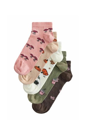 Vijf paar enkelsokken in roze, beige, wit, groen en bruin met paddenstoel-, pompoen-, blad- en bloemenpatronen.