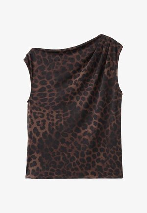 Hnědý top s leopardím potiskem a asymetrickým designem s jedním ramenem. Tkanina vypadá hladce, je lehká a má jemnou texturu.