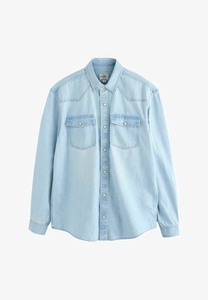 Lichtblauwe spijkerblouse met een knoopsluiting aan de voorkant, puntige kraag en twee borstzakken. Voorzien van contrasterende stiksels en drukknoopsluitingen.