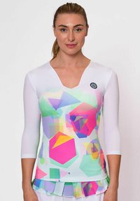 Langearm sporttop met een witte basis en kleurrijke geometriche patronen in roze, groen en blauw. V-hals ontwerp met een mesh ruffle accent aan de onderkant.