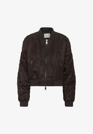 Chaqueta bomber marrón oscuro hecha de suave tela de satén. Cuenta con cierre de cremallera en la parte delantera, puños acanalados y bolsillos laterales con cremallera. Diseño corto con textura acolchada.