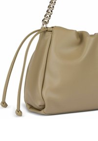 Borsa a mano in pelle beige con un design morbido e arricciato. Presenta dettagli annodati regolabili e una tracolla in catena metallica. Texture liscia su tutta la superficie.
