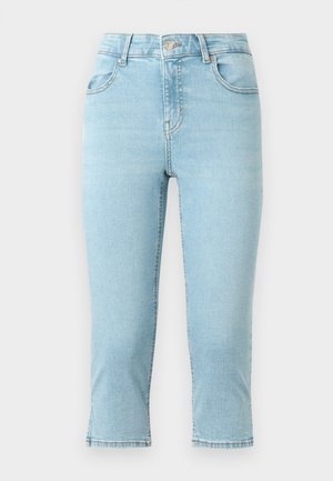 Jeans en denim bleu clair avec une taille haute, une longueur raccourcie, cinq poches et des coutures le long des seams et de l'ourlet.
