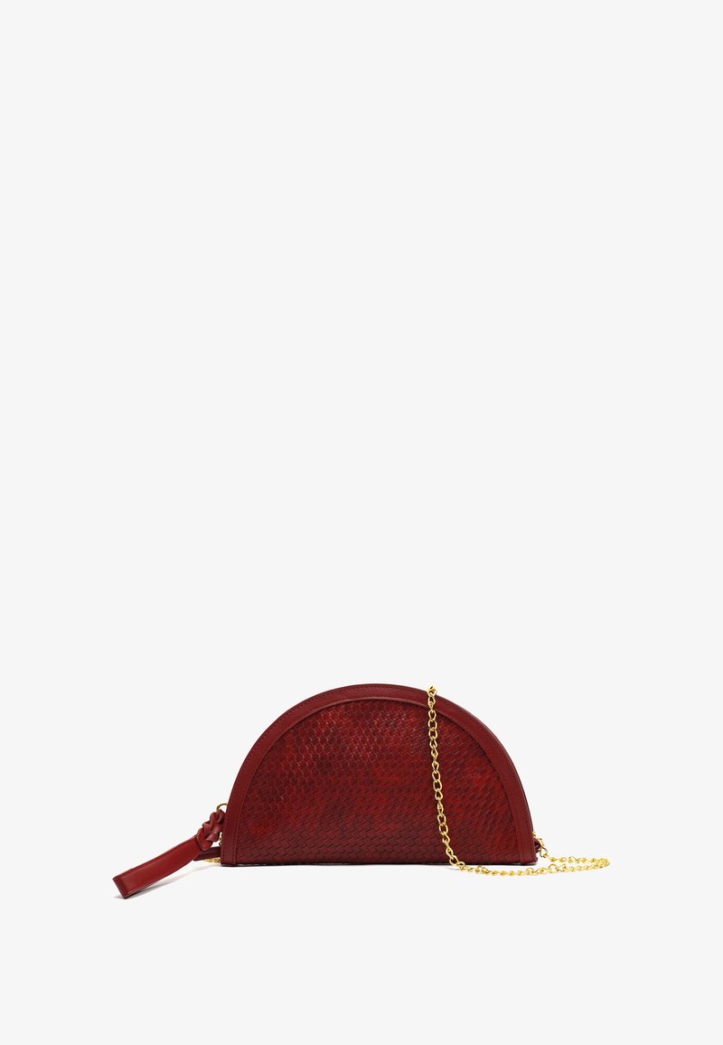 Raudona nertinė odinė rankinė, turinti išlenktą pusmėnulio formą, su auksiniu grandinėlės diržu ir lygiu odiniu kraštu.