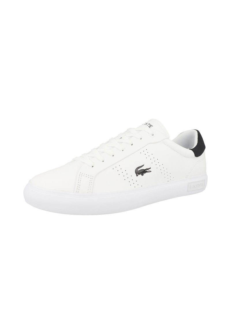 Hvide sneakers med læderoverdel, sort hælaccent, perforerede detaljer, rundet tå og snørelukning. Lacoste-logo vist.