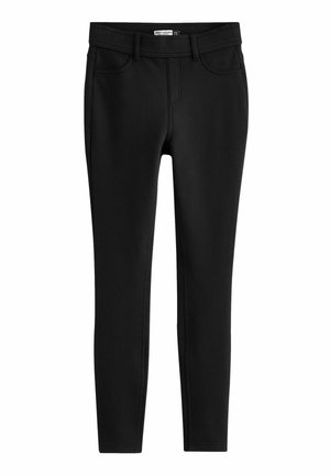 Fekete leggings rugalmas anyagból, klasszikus dizájnnal, négy zsebbel és övfészkekkel, sima textúrával és testhezálló fazonnal.
