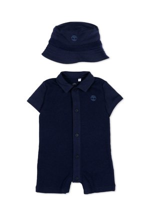 Combinaison bébé bleu marine avec boutons sur le devant et chapeau bob assorti, tous deux ornés d'un petit logo d'arbre embossé sur le côté gauche.