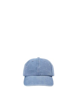 Gorra de béisbol de denim azul claro con un pequeño símbolo de calavera bordado en el panel central delantero, mostrada sobre un fondo blanco.