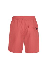 Bañadores de color coral hechos de tejido ligero, con cintura elástica, un bolsillo trasero con cierre a presión y un diseño minimalista.