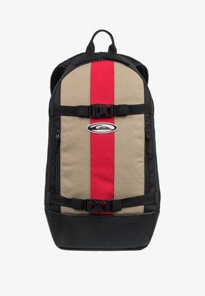 Rugzak met een beige en rode gestreepte design, zwarte banden en accenten, met een stevige onderkant en functionele voorste gesp.