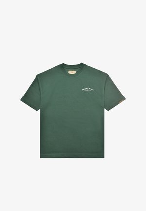 Mørkegrøn t-shirt med korte ærmer og rund hals, med lille hvid "Rue De Monaco San Francisco" tekst på venstre bryst.