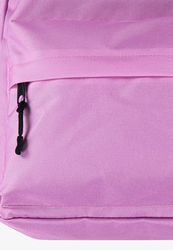 STAR CHEVRON CORE BACKPACK – Tagesrucksack