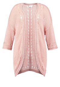Cardigan en maille rose clair à ouverture devant, manches 3/4, avec des motifs ajourés décoratifs sur le devant et les manches.