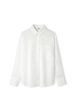 Witte long-sleeve shirt van een gestructureerde stof, met knoopsluiting aan de voorkant, kraag, enkele borstzak en subtiele gekleurde stippen overal heen.