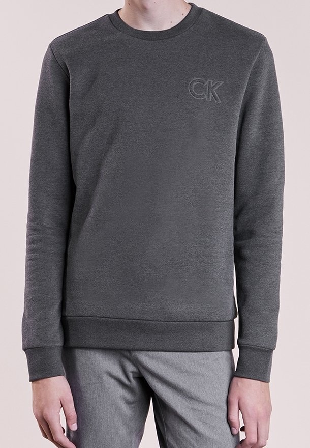 Sudadera gris oscuro de tela suave, con cuello redondo, puños y dobladillo acanalados, y el logo "CK" estampado en el pecho.