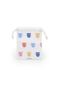 Baumwollzugbeutel mit bunten Eulenmustern in Blau, Pink, Gelb und Orange auf einem weißen Hintergrund. Sanfte Textur.