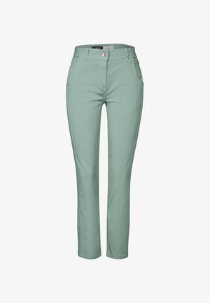 Pantalones de algodón verde claro con corte recto, bolsillos frontales y cierre de botón. Textura suave sin patrones ni adornos visibles.