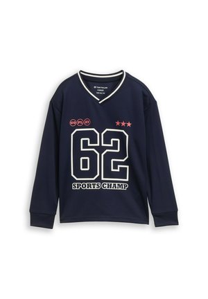 Marineblaues Sportshirt mit langen Ärmeln und V-Ausschnitt, große weiße Zahl 62, rote Sterne und "SPORTS CHAMP" Schrift vorne.