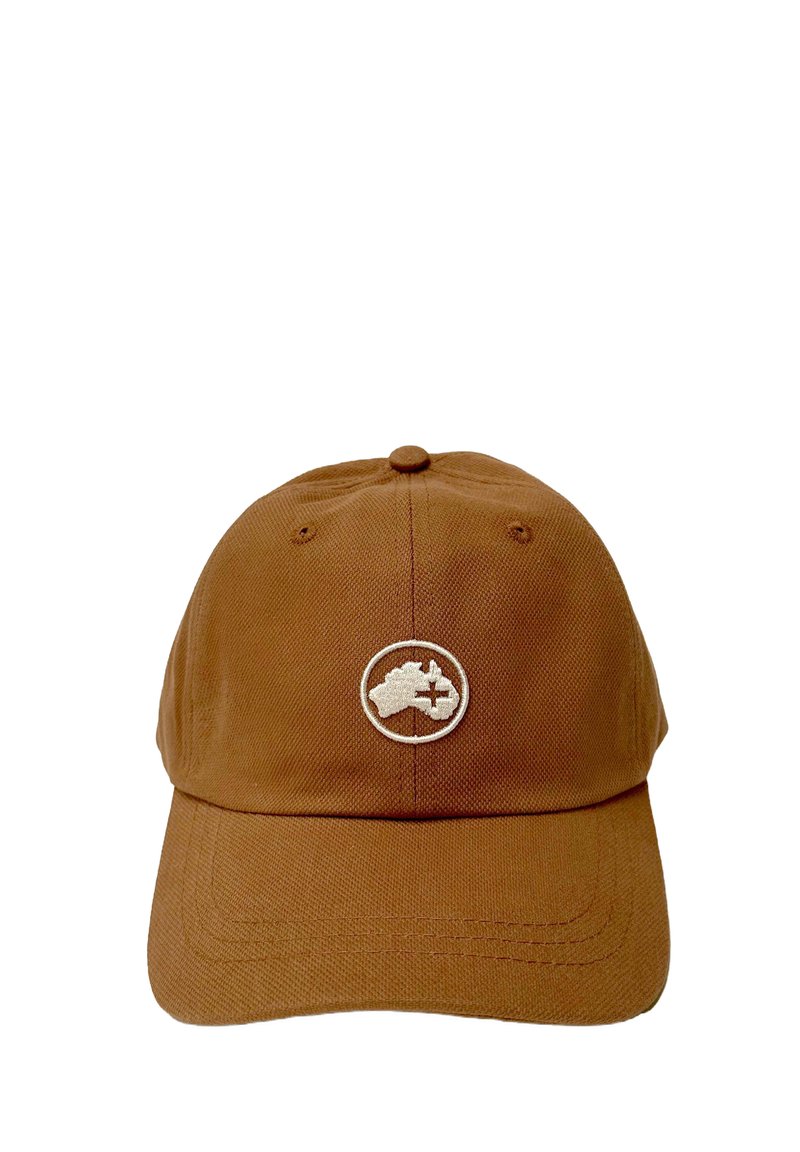 Gorra de béisbol de algodón marrón con visera curvada, que presenta un logotipo circular blanco con un mapa y un detalle de cruz en la parte delantera. Tejido texturizado.