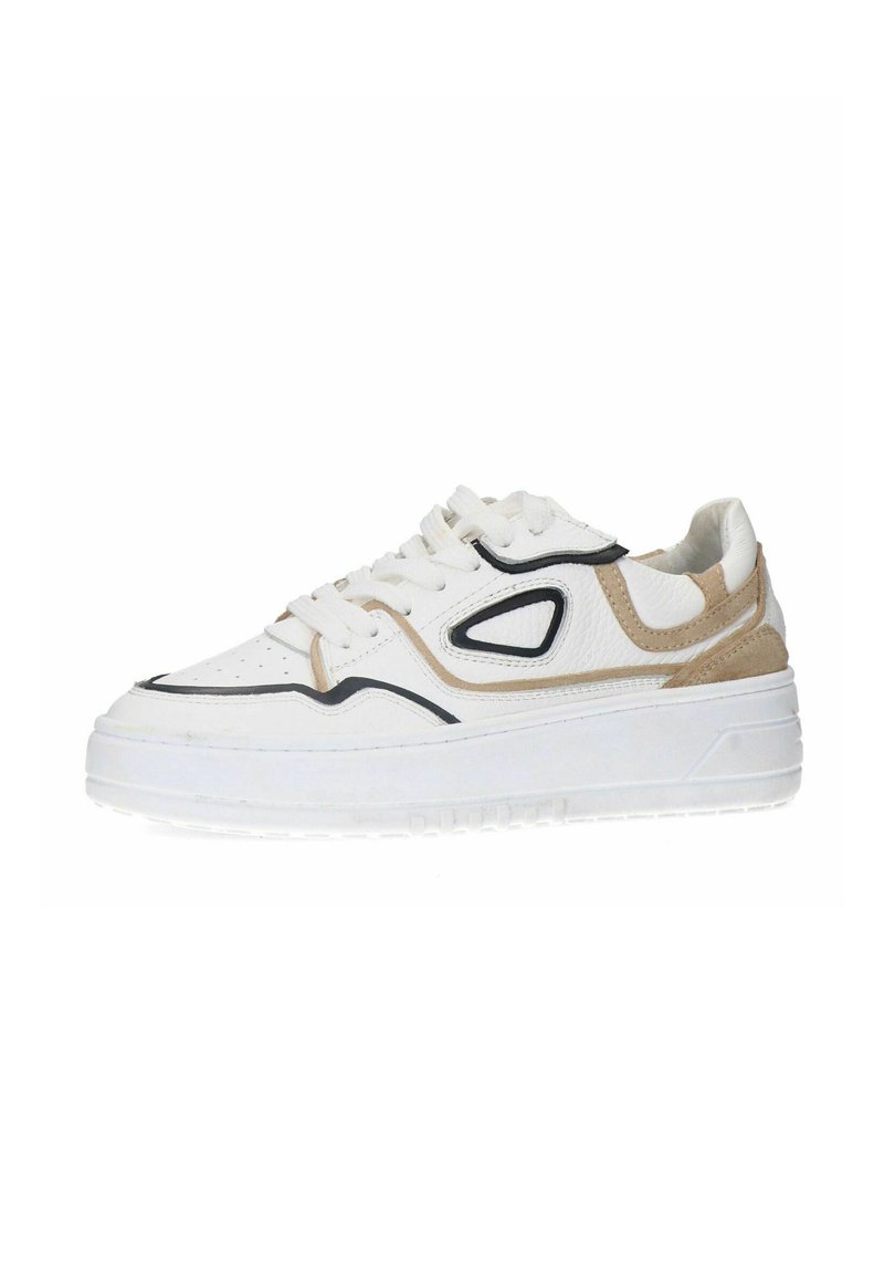 Witte leren sneaker met een gestructureerde afwerking, zwarte accenten en beige details. Kenmerken zijn een ronde neus, vetersluiting aan de voorkant en een dikke zool.