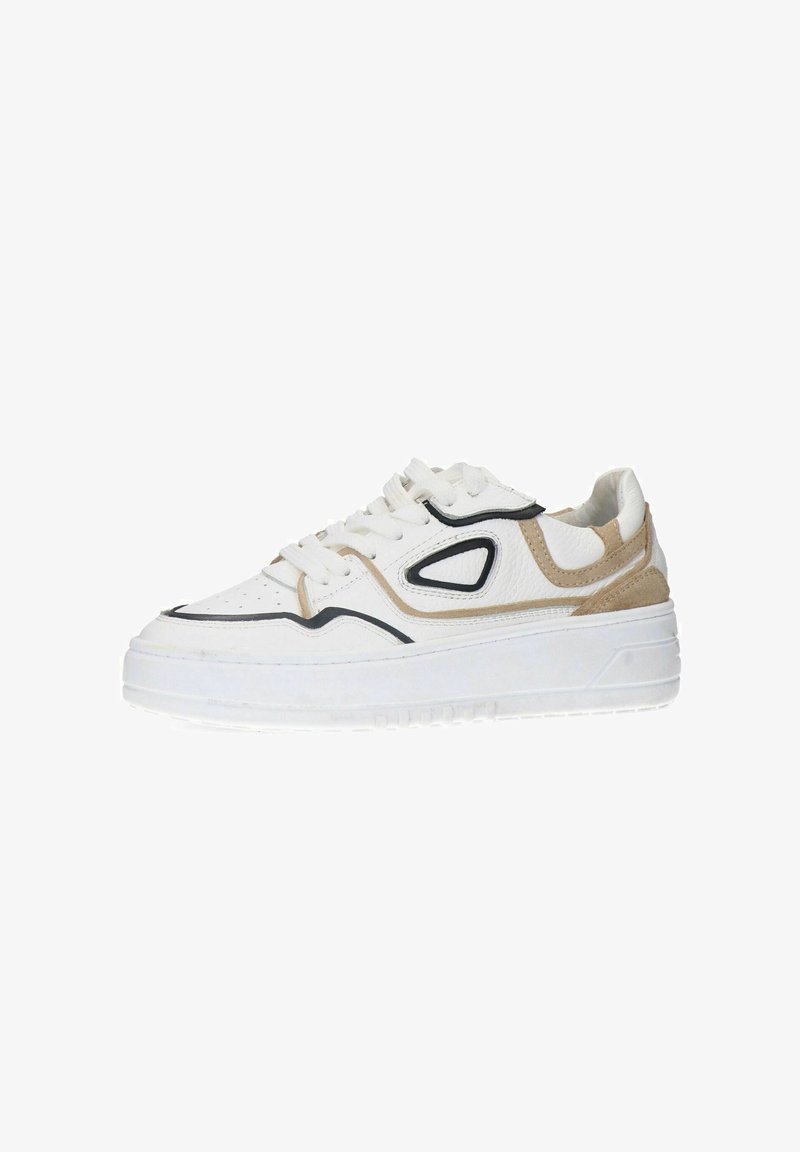 Weiße Leder-Sneaker mit strukturiertem Finish, schwarzen Akzenten und beigen Details. Merkmale sind die runde Zehenpartie, die Schnürung vorne und die dicke Sohle.